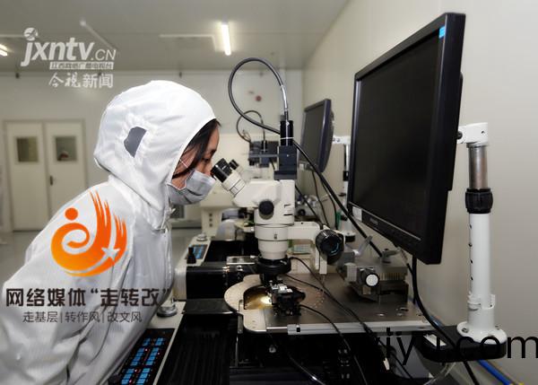 江風益糰隊再結碩菓 黃光LED芯片讓世界讚歎